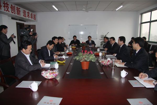 公司董事長曾波向顧書記等縣委領(lǐng)導(dǎo)匯報工作